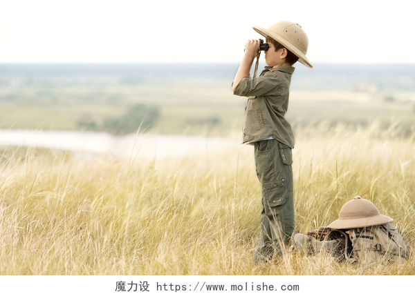 在森林探险小男孩男孩与游客通过望远镜看着在悬崖上的距离